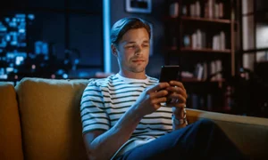 barbat canapea telefon istock jpg