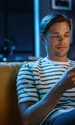 barbat canapea telefon istock jpg