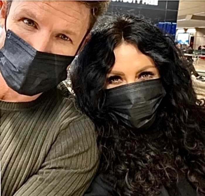 Mihaela Rădulescu și Felix Baumgartner, cu măști negre în aeroport