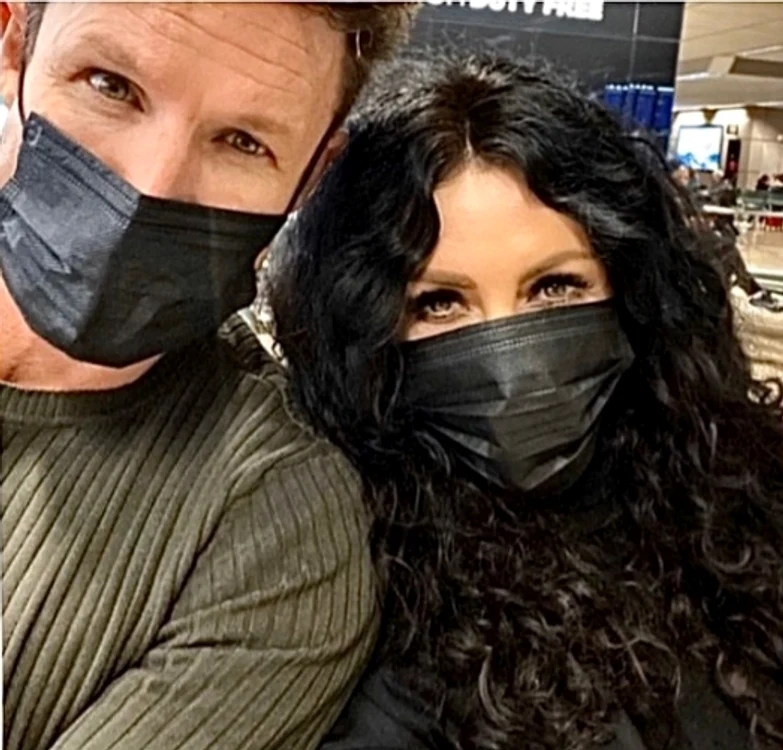 Mihaela Rădulescu și Felix Baumgartner, cu măști negre în aeroport