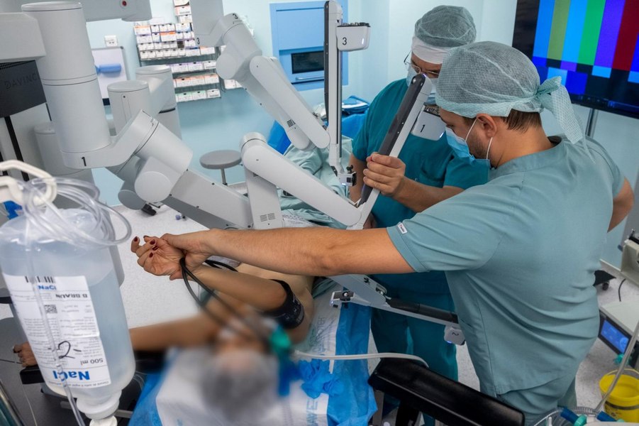Premiera națională: echipa Spitalului MedLife Polisano Sibiu a efectuat cu succes prima mastectomie bilaterală robotică cu sistemul daVinci