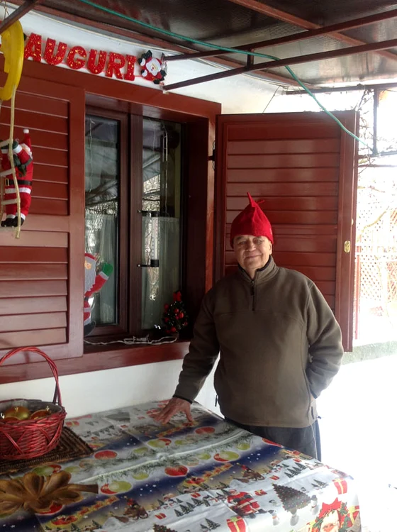 
    Benone Sinulescu, lângă bradul pe care l-a împodobit de CrăciunFoto Arhivă Personală  