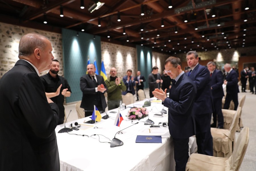 Când am putea avea negocieri de pace în Ucraina. Teoria negocierilor diplomatice, explicată de un diplomat român