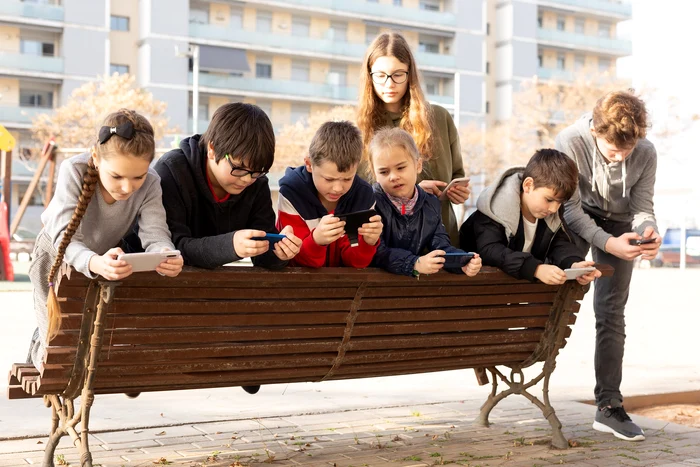 Mai mult timp pe ecrane, mai puține conversații auzite - Foto Arhivă