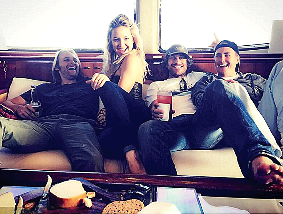 Cei patru „cavaleri de onoare”,  copiii: Wyatt Russell (29 de ani),  Kate Hudson (36 de ani), Oliver Hudson  (39 de ani) şi Boston Russell (35 de ani)
