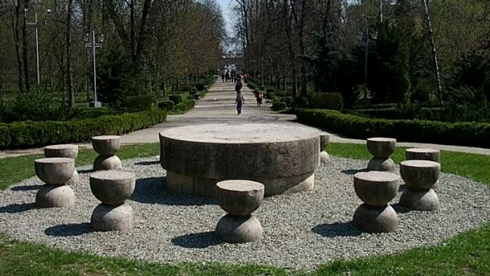 Bărbatul traversa parcul pentru a ajunge la serviciu