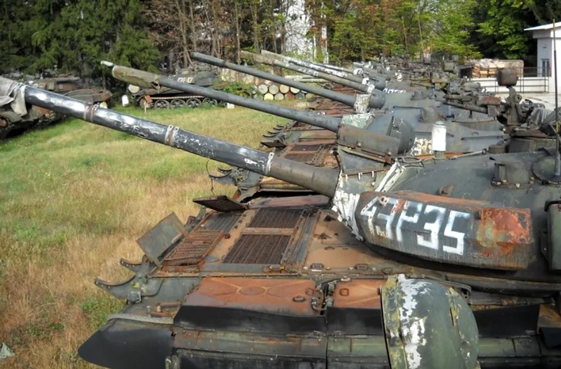 Tancurile aflate la o unitate militară din Lipova FOTO arhivă Adevărul