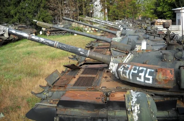 Tancurile aflate la o unitate militară din Lipova FOTO arhivă Adevărul