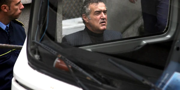 George Becali pleaca dupa ce a fost audiat la Judecatoria sectorului 4 in Bucuresti pe 9 octombrie 2013 FOTO Mediafax
