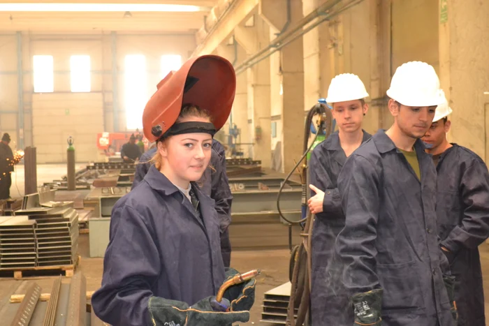 
    Gabriela Calance, de 16 ani, a fost angajată imediat cum a absolvit școala profesională de sudor, la Colegiului Tehnic ”Anghel Saligny”, din CapitalăFOTO: click.ro  