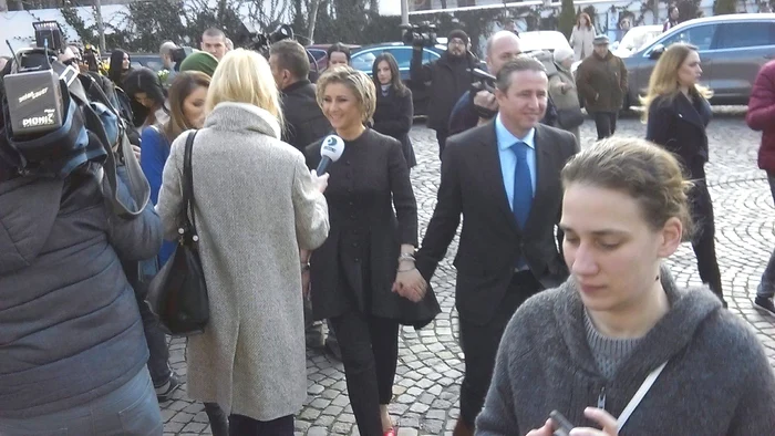 Nașii cuplului au intrat zâmbitori la starea civilă.