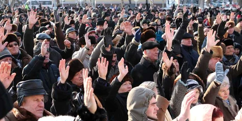 Oamenii au ridicat mâinile pentru o alianță democrată de centru-dreapta