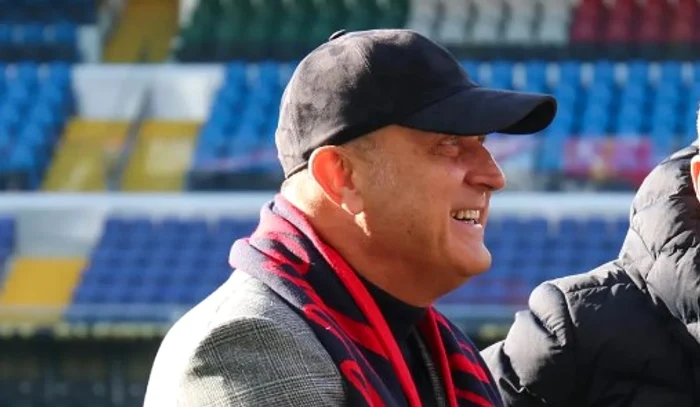 Dan Șucu, cu fularul echipei Genoa