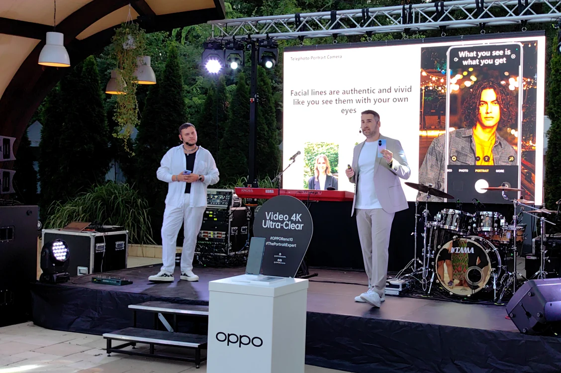 Fotograful Tibi Vîntur (S) și Ciprian Mirea, Head of Trade and Product Marketing Oppo pe scenă.