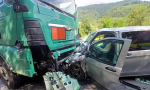accident valea oltului duba camion 2 foto Vocea Vâlcii jpg
