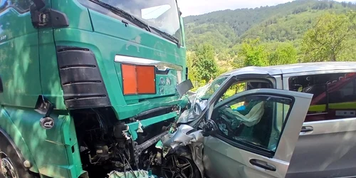 accident valea oltului duba camion 2 foto Vocea Vâlcii jpg