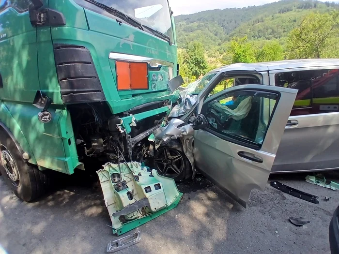 Impact mortal între dubă şi camion. FOTO: Vocea Vâlcii