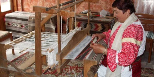 Râmnicu Vâlcea: Razboaiele de tesut gasite in podurile caselor horezenilor, obiecte de muzeu