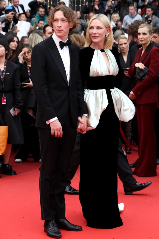 Cate Blanchett și fiul ei, Dahiell John Upton, la premiera filmului „Once Upon a Time...” de la Cannes. FOTO: Profimedia
