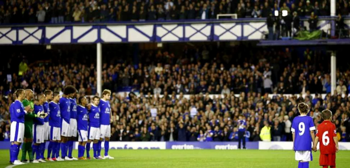 Jucătorii lui Everton aduc un omagiu fanilor lui Liverpool morţi în 1989 * Foto: Reuters