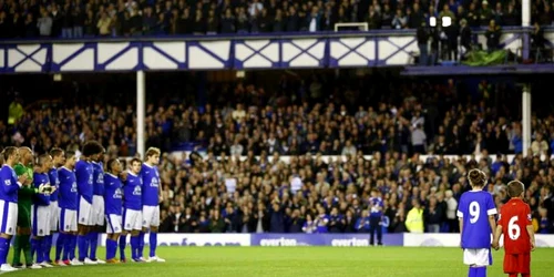 Jucătorii lui Everton aduc un omagiu fanilor lui Liverpool morţi în 1989 * Foto: Reuters