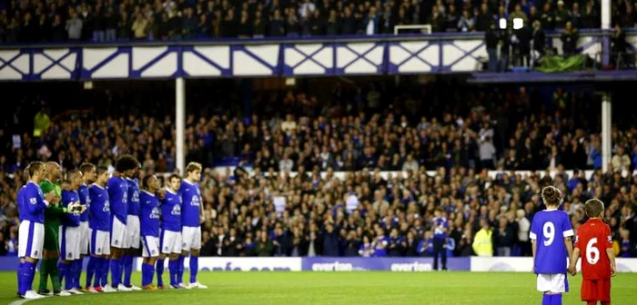 Jucătorii lui Everton aduc un omagiu fanilor lui Liverpool morţi în 1989 * Foto: Reuters