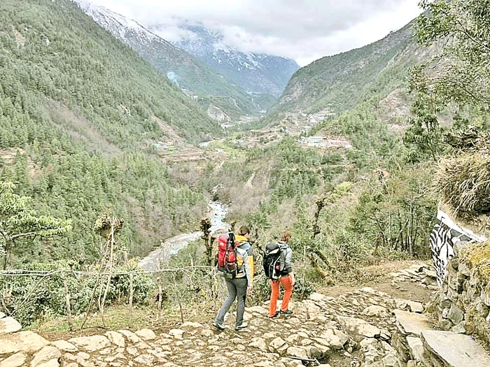 Ioana  şi Andreea,  la poalele  muntelui  Himalaya