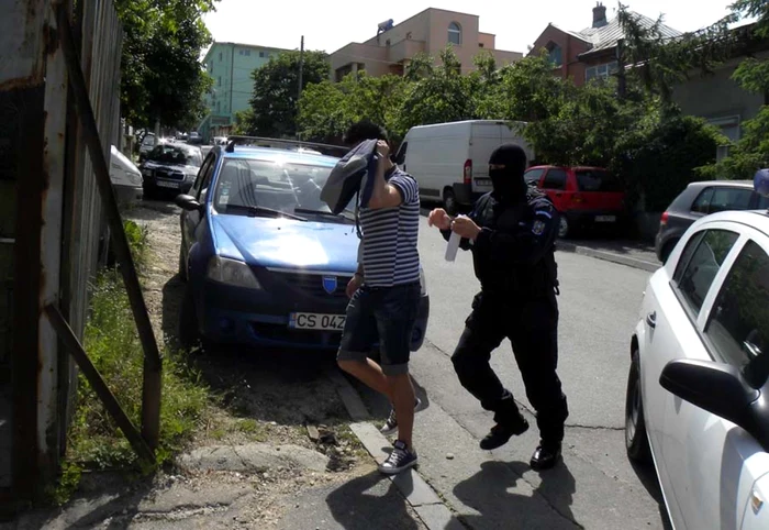 Tribunalul Olt a dispus arestarea preventivă a şapte suspecţi din "lotul Liceenilor" pentru trafic de droguri