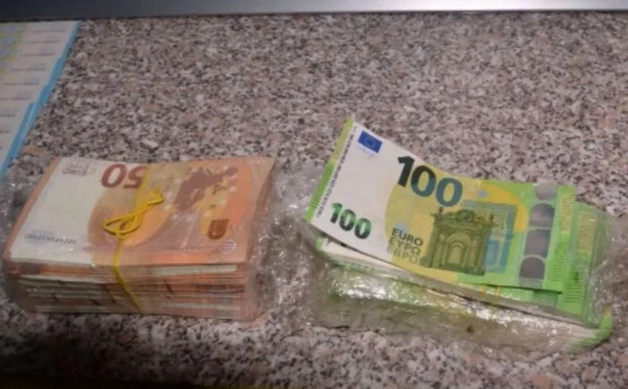 Bancnote de euro false descoperite de poliţişti. Foto captură video Youtube