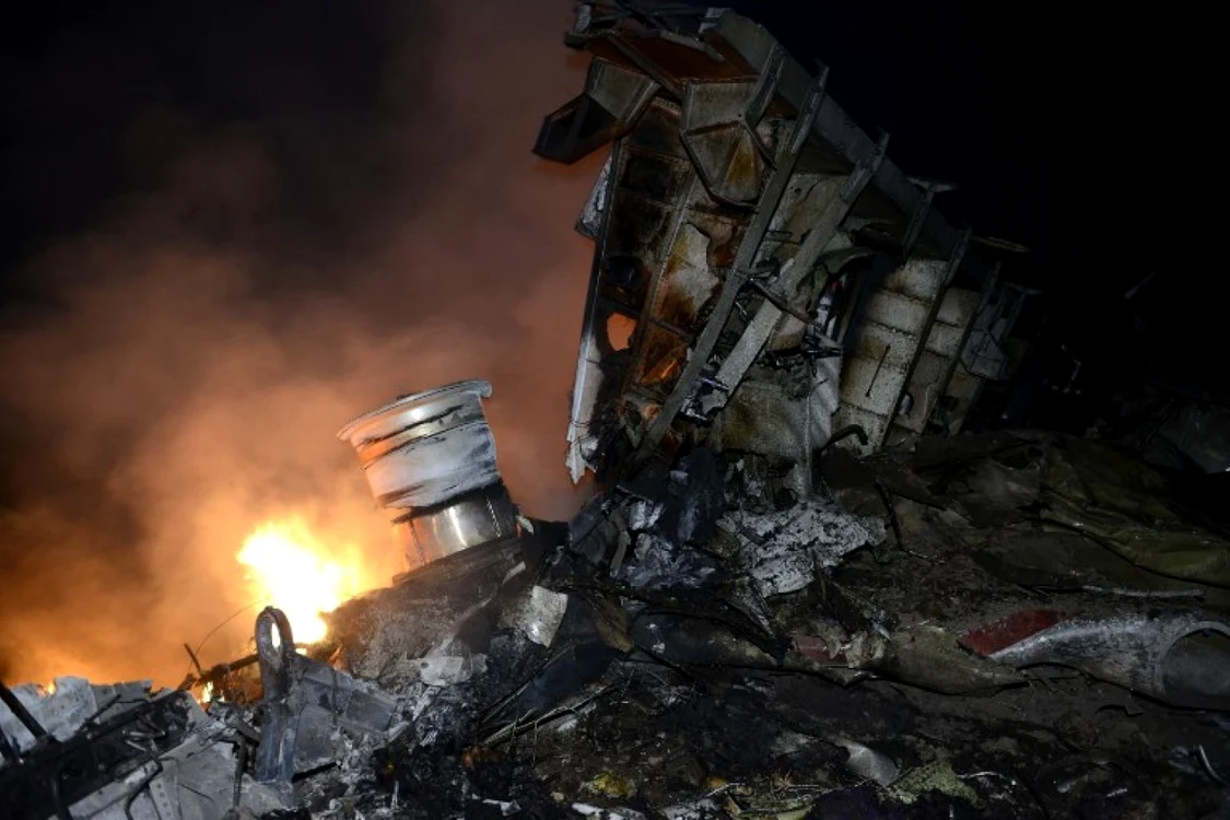 Rămăşiţele avionului care s-a prăbuşit în estul Ucrainei