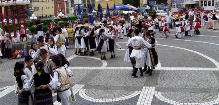 15 ansambluri din Transilvania, Moldova şi Muntenia participă la festival