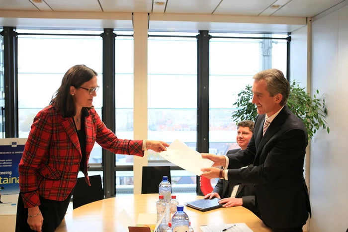 Cecilia Malmstrom îi înmânează raportul lui Iuriea Leancă FOTO: gov.md