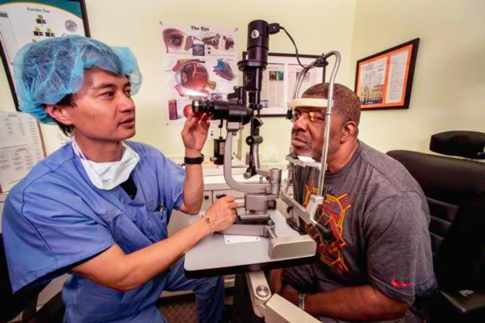 
    William Watson, 58, avea un iris alb, după un accident, defect care îl complexa  