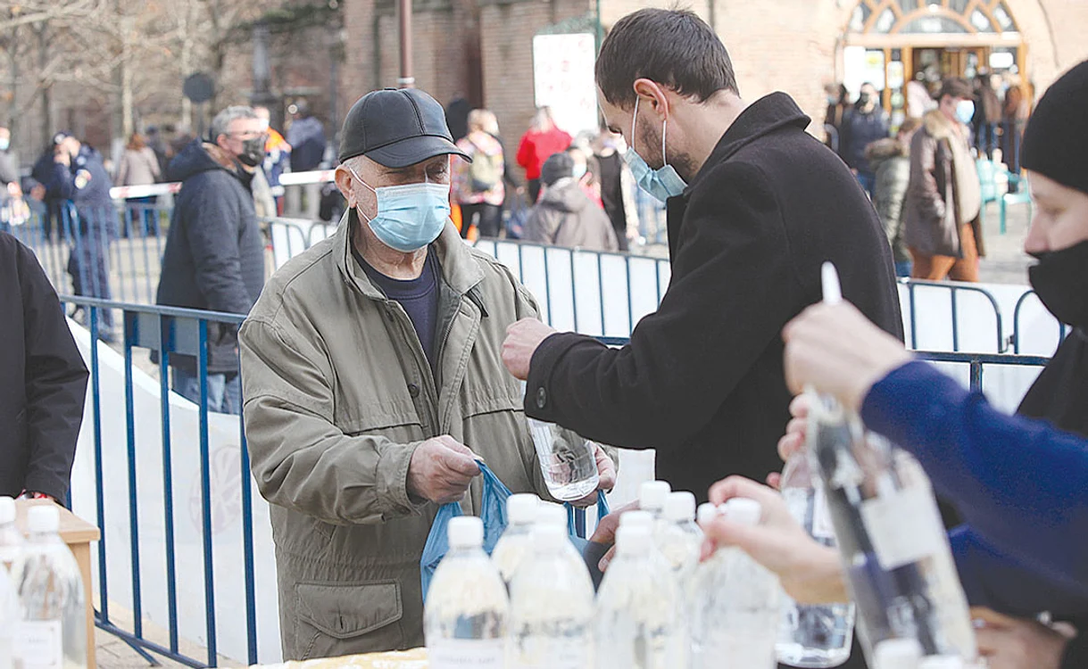 Bucureşti. Credincioşii au plecat acasă cu Aghiasmă Mare Foto: Sever Gheorghe