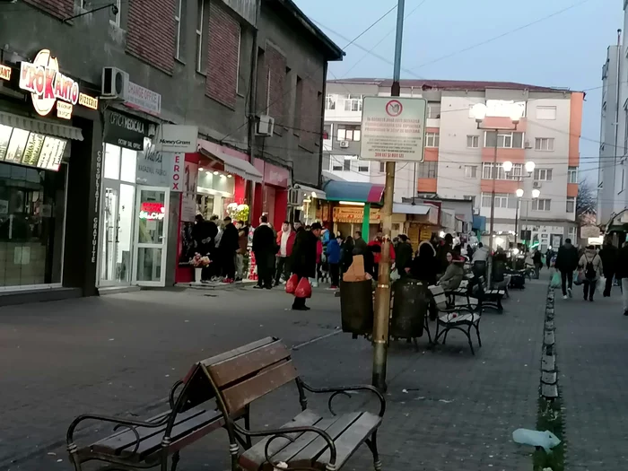 În ultimele zile s-au format cozi la standurile cu obiecte pirotehnice FOTO: A.M.