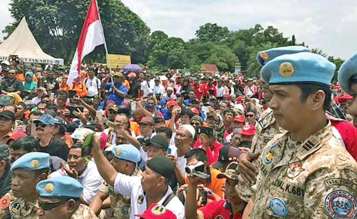
    Swissindo a luat naştere în Indonezia şi le promite  membrilor ei «ştergerea tuturor datoriilor»  
