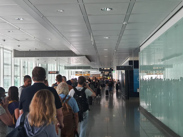 Coada de circa 2.000 de oameni la biroul Lufthansa. FOTO: Remus Florescu