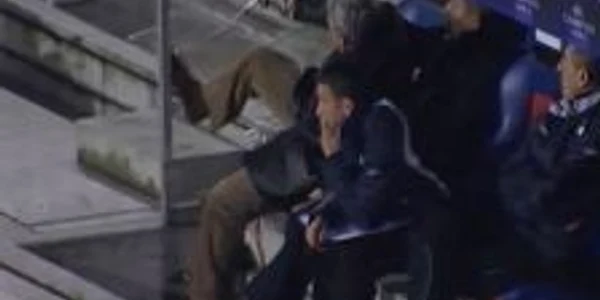 Sorin Cârţu îşi varsa nervii pe geamul băncii de rezervă (Foto: captura tvr)