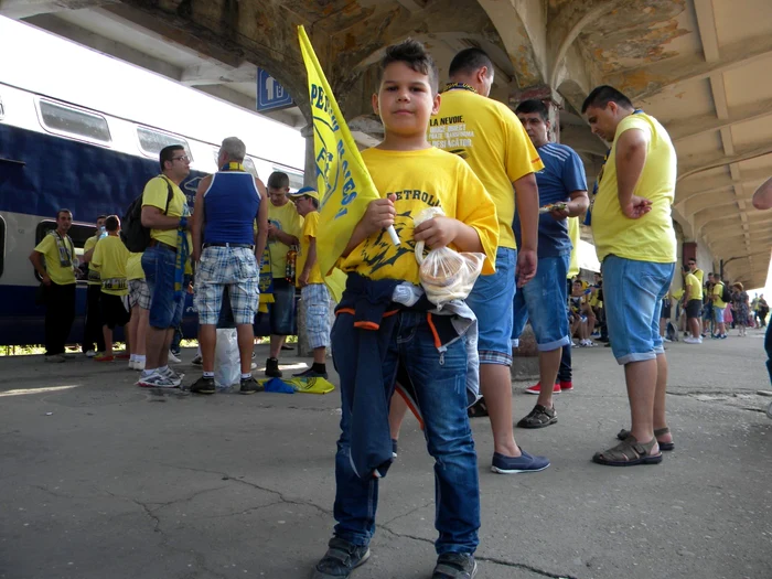 Mici sau mai mari, suporterii erau foarte fericiţi îninte de plecarea spre Capitală. Paul îşi doreşte un nou trofeu la Ploieşti. FOTO Dana Mihai