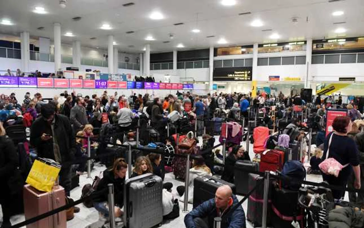 Pasageri blocati pe Aeroportul Garwick FOTO EPA-EFE