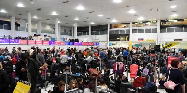 Pasageri blocati pe Aeroportul Garwick FOTO EPA-EFE