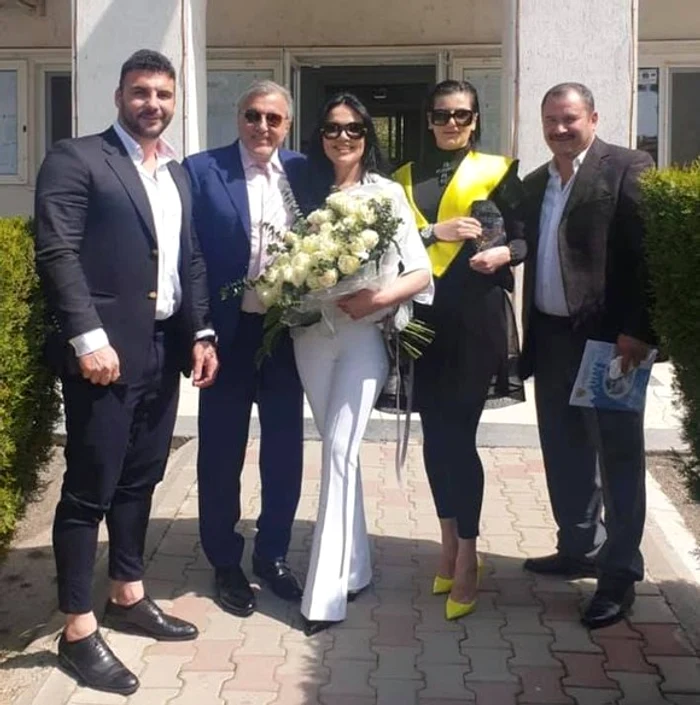 Costum alb şi trandafiri albi: asta a ales Ioana Simion pentru ziua cea mare