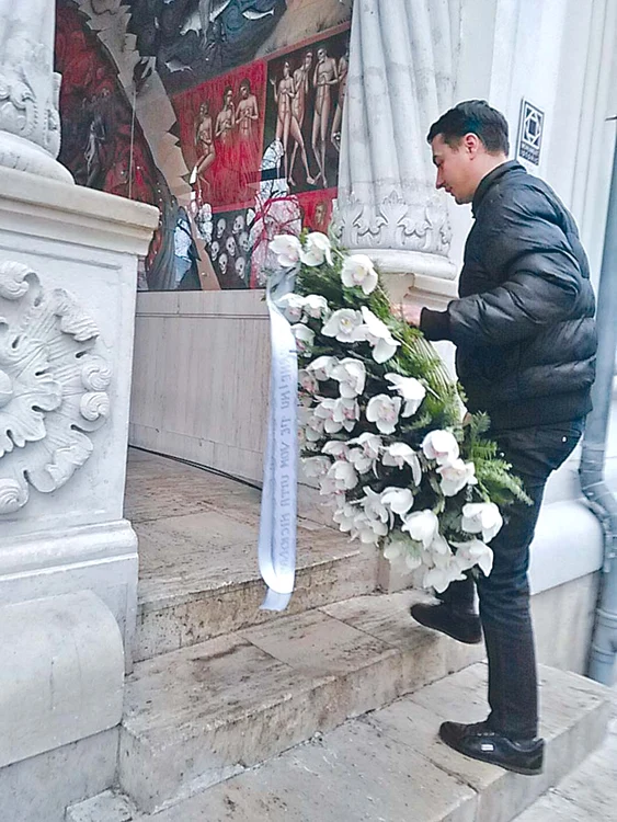 Zeci de flori și coroane au fost aduse ieri la Biserica Sf. Gheorghe Nou