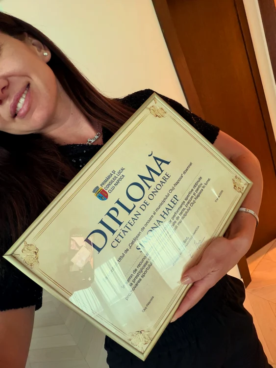 Simona Halep cu diploma de Cetățean de Onoare a orașului Cluj