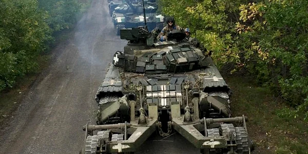 Coloană de tancuri ucrainene în timpul unei ofensive în Ucraina AFP PHOTO / UKRAINIAN MINISTRY OF DEFENCE