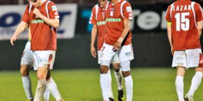 Săpunaru (stânga) a redebutat la Rapid, însă nu a putut împiedica eşecul echipei sale