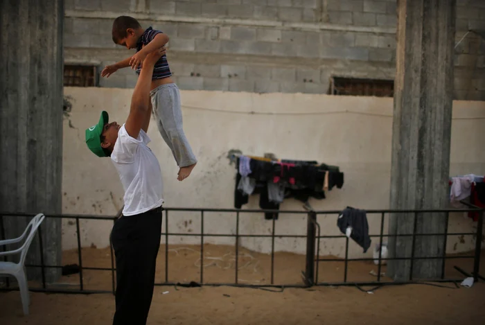 Un palestinian în vârstă de 13 ani îşi revede fratele după ce a fost plecat într-o tabără de instruire militară organizată de Hamas. FOTO: Reuters