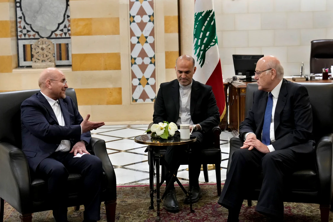 Premierul libanez Najib Mikati (dr.) alături de președintele Parlamentului iranian FOTO PROFIMEDIA