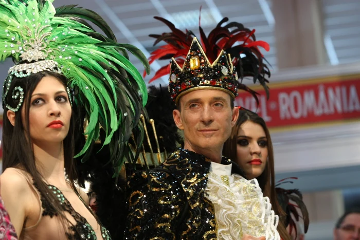 
    Mazăre a fost înconjurat de tinere apetisante  