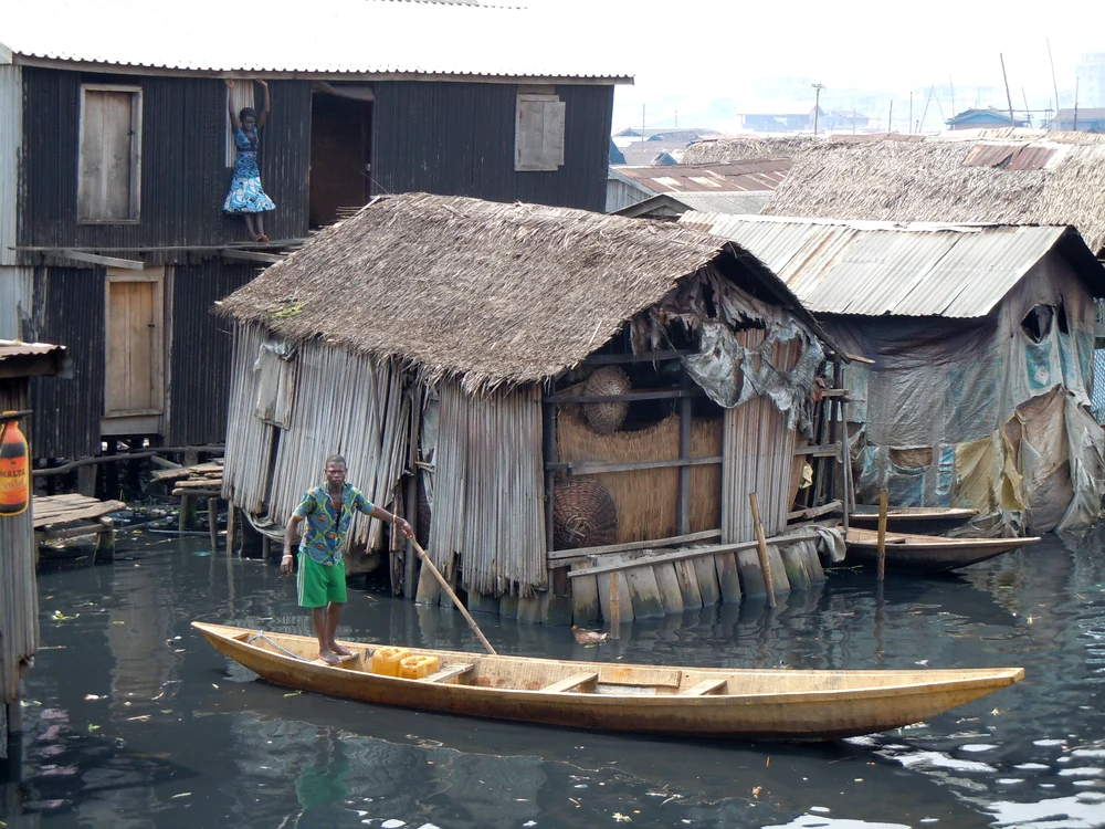 Singurul mijloc de deplasare prin Makoko este barca